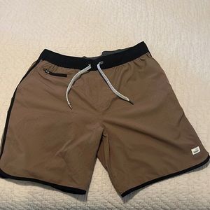 Vuori Men’s Gold Black Polka Dot Lightweight Stretch Gym Athletic Shorts Large